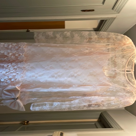 Beautiful and very feminine dress - Picture 1 of 5